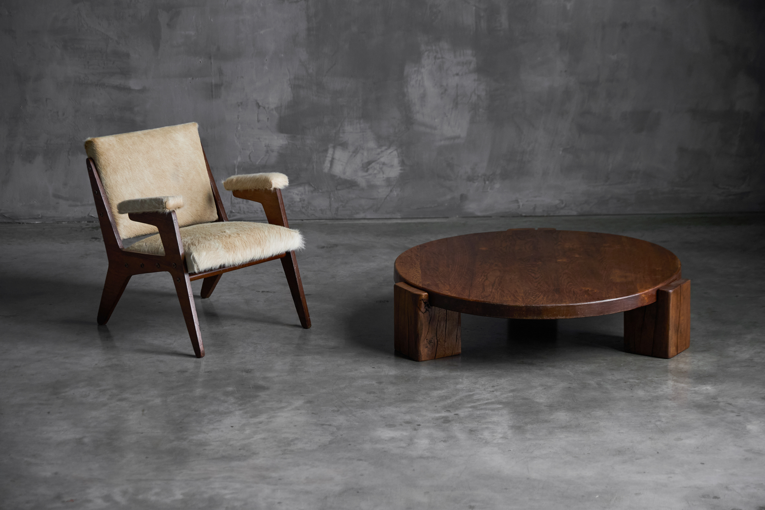Brutalist Round Oak Coffee Table - Mid-20th Century
