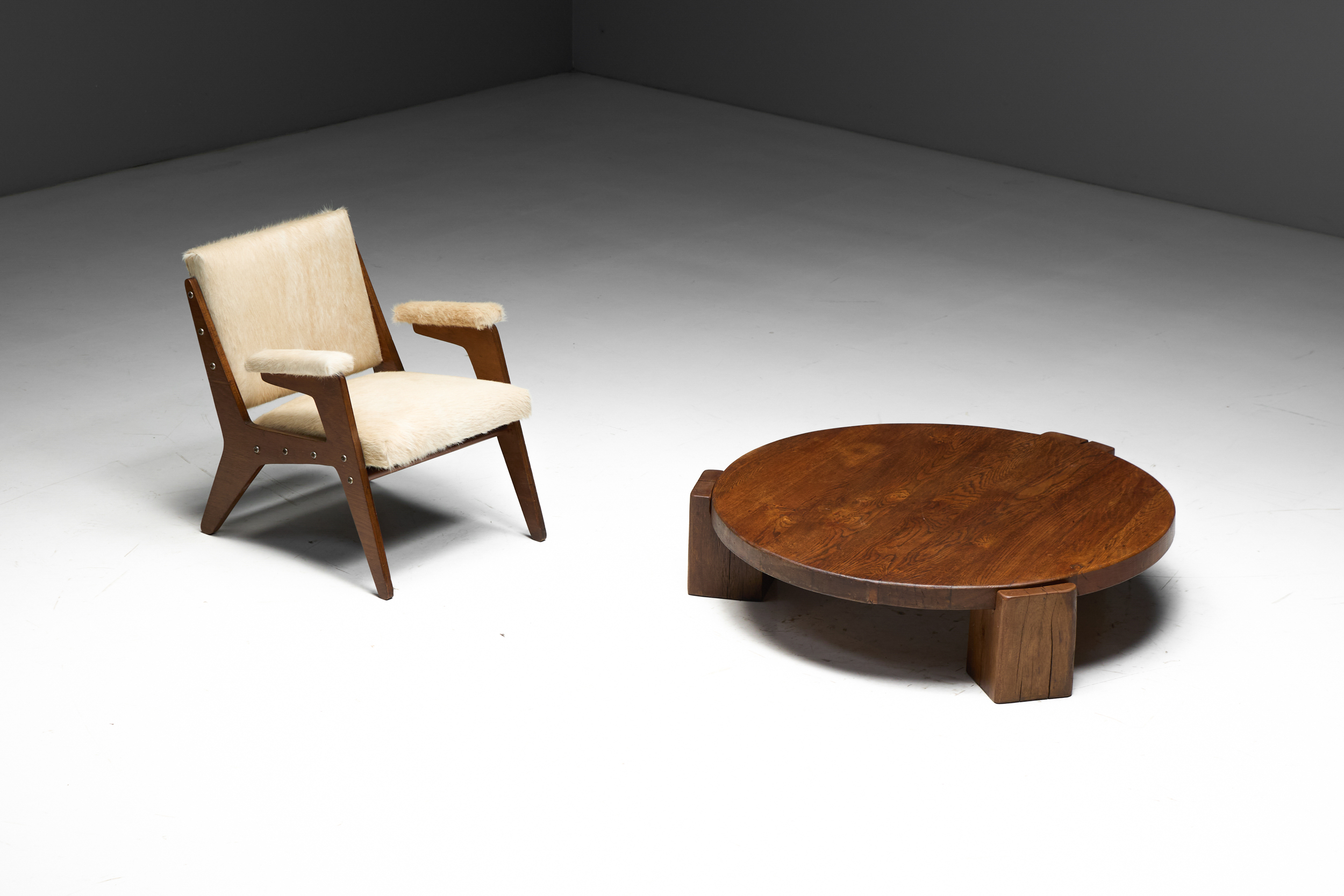 Brutalist Round Oak Coffee Table - Mid-20th Century