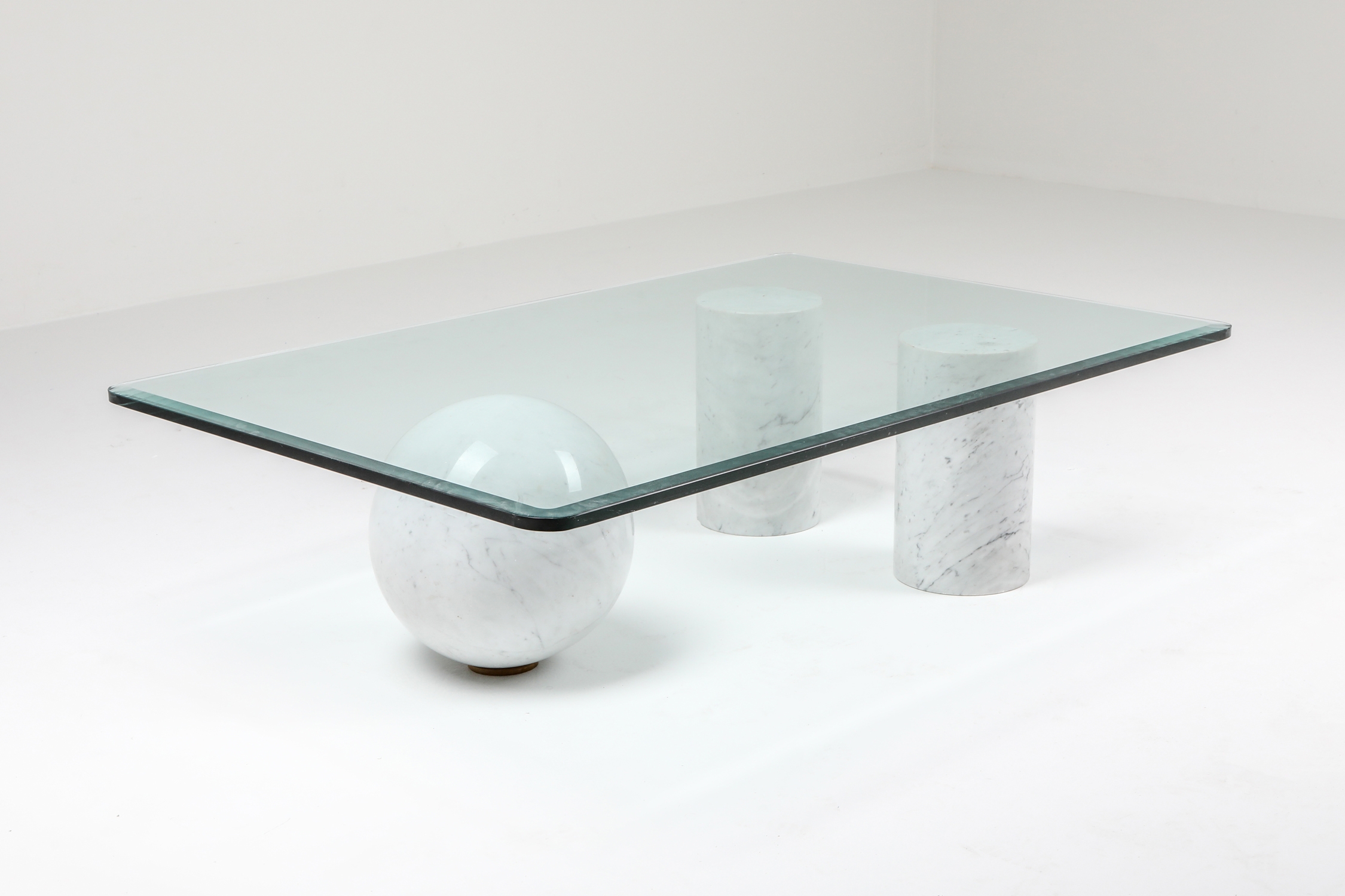 Italian White Marble Coffee Table by Massimo Vignelli - 1970s