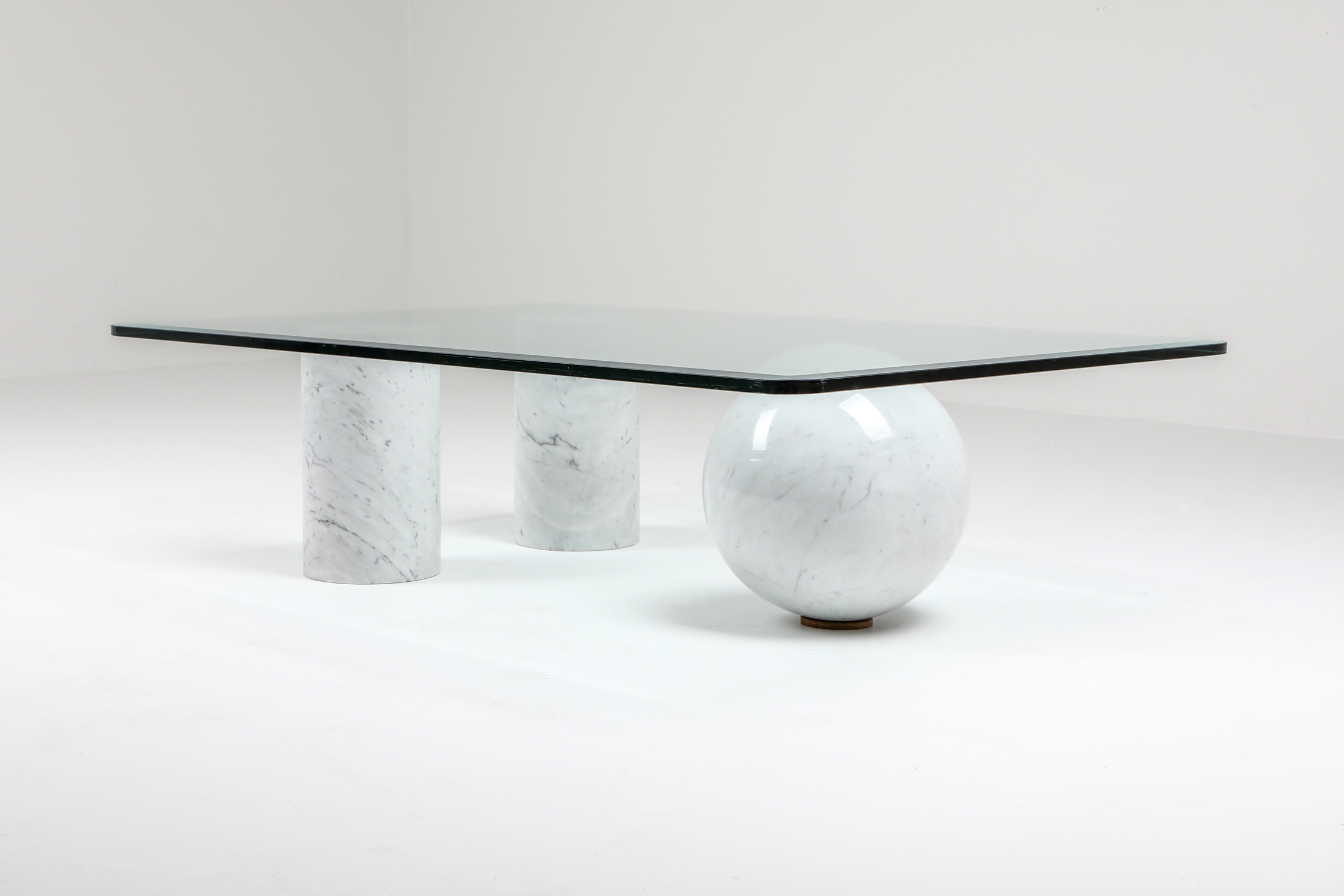 Italian White Marble Coffee Table by Massimo Vignelli - 1970s
