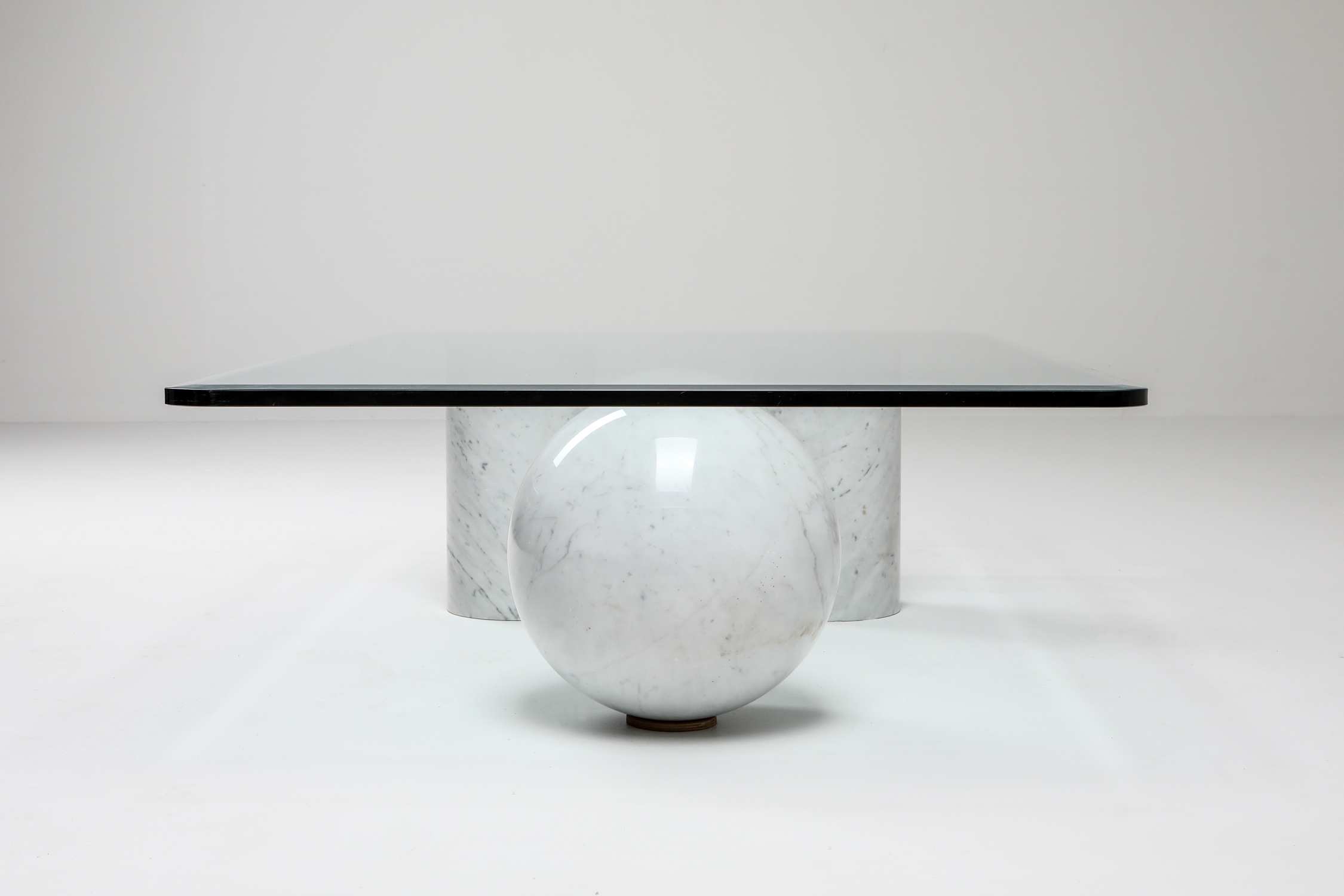 Italian White Marble Coffee Table by Massimo Vignelli - 1970s