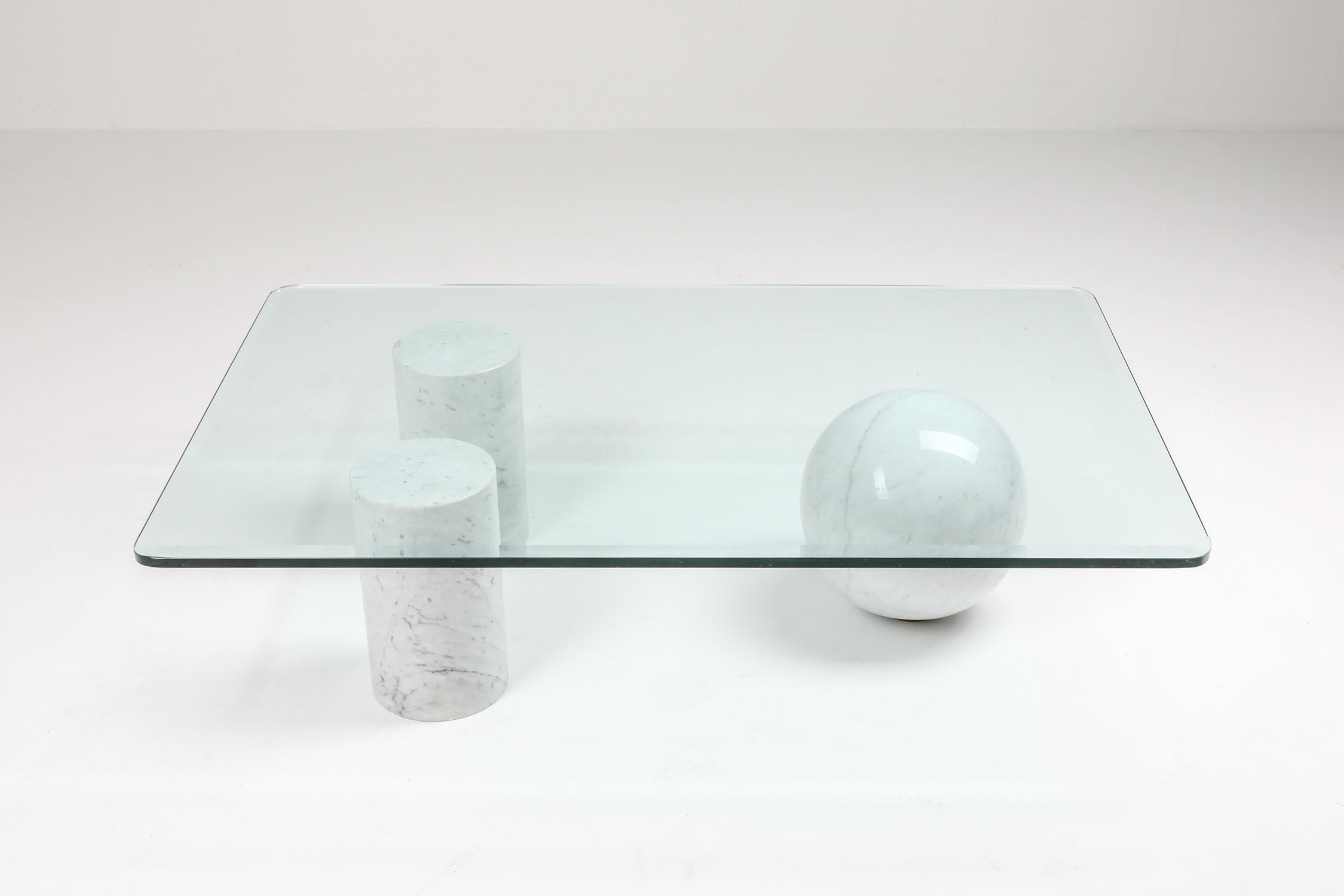 Italian White Marble Coffee Table by Massimo Vignelli - 1970s