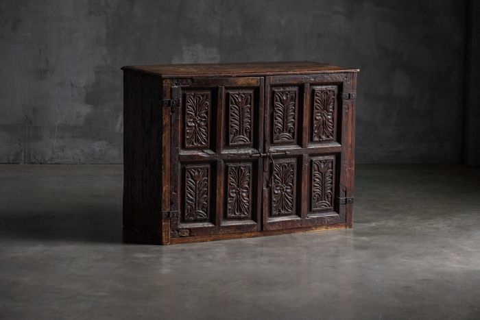 Antique carved cupboard in solid wood from the 18th century