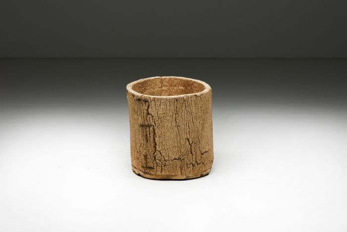 Artisanal tree trunk basket from the nineteenth century