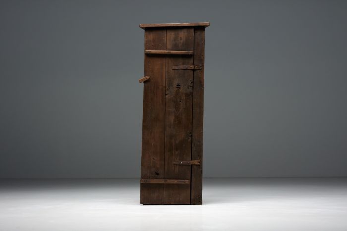 Travail populaire monoxylite cupboard from the nineteenth century