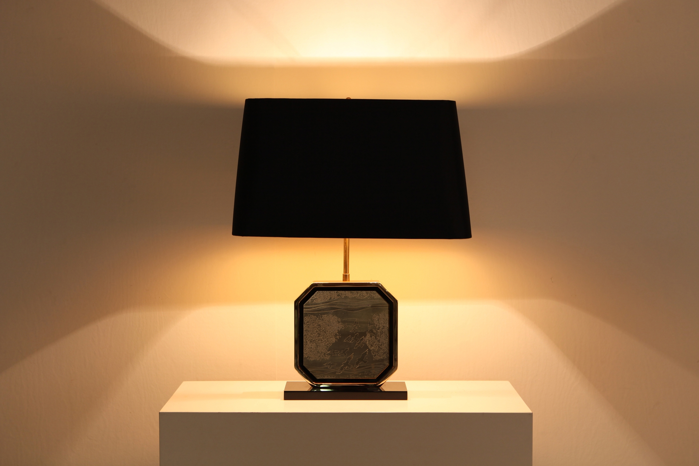 Hollywood Regency Table Lamp in 24-Karat Gold and Brass Etched Artwork by Maho - 1970s