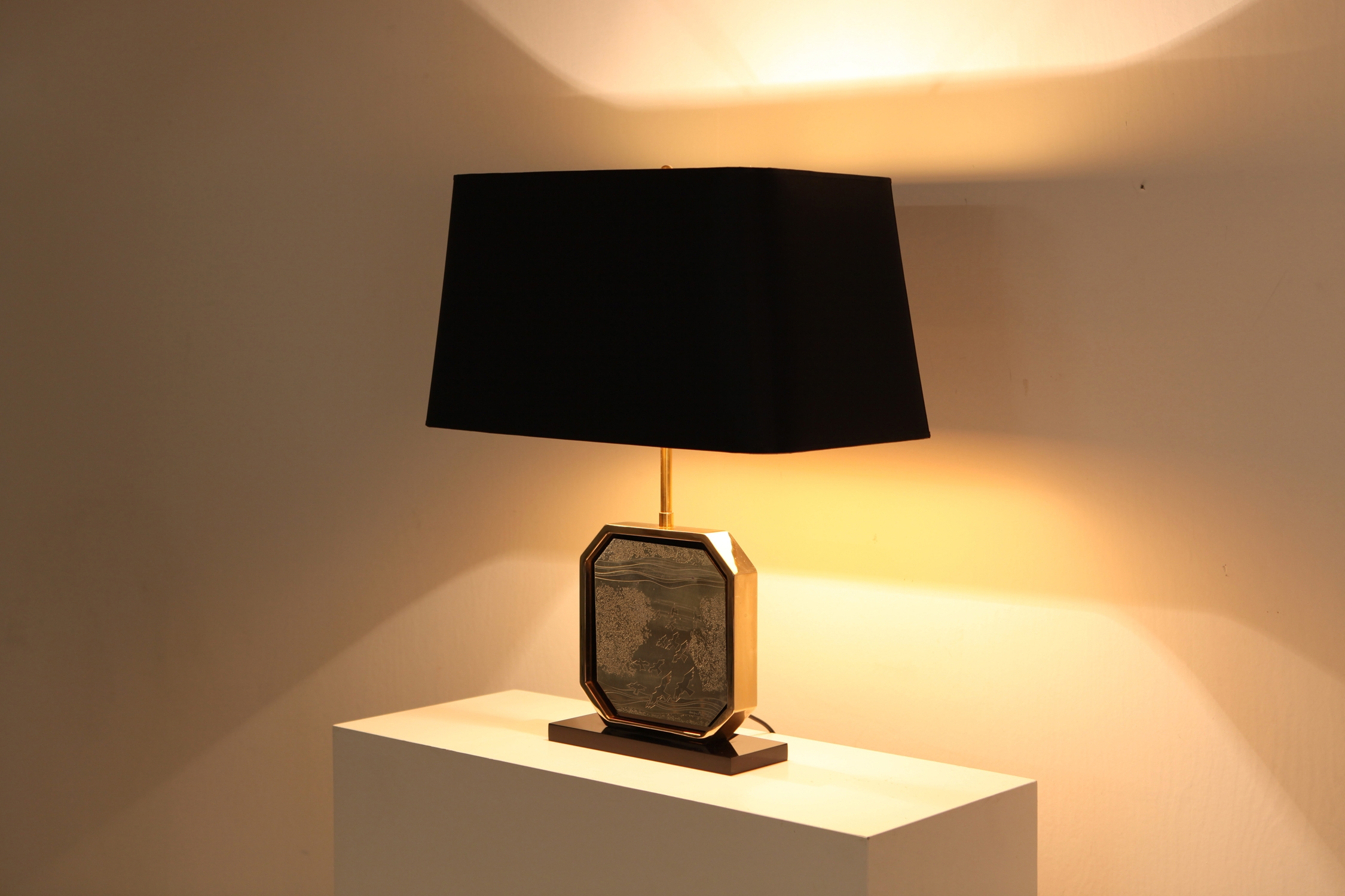 Hollywood Regency Table Lamp in 24-Karat Gold and Brass Etched Artwork by Maho - 1970s