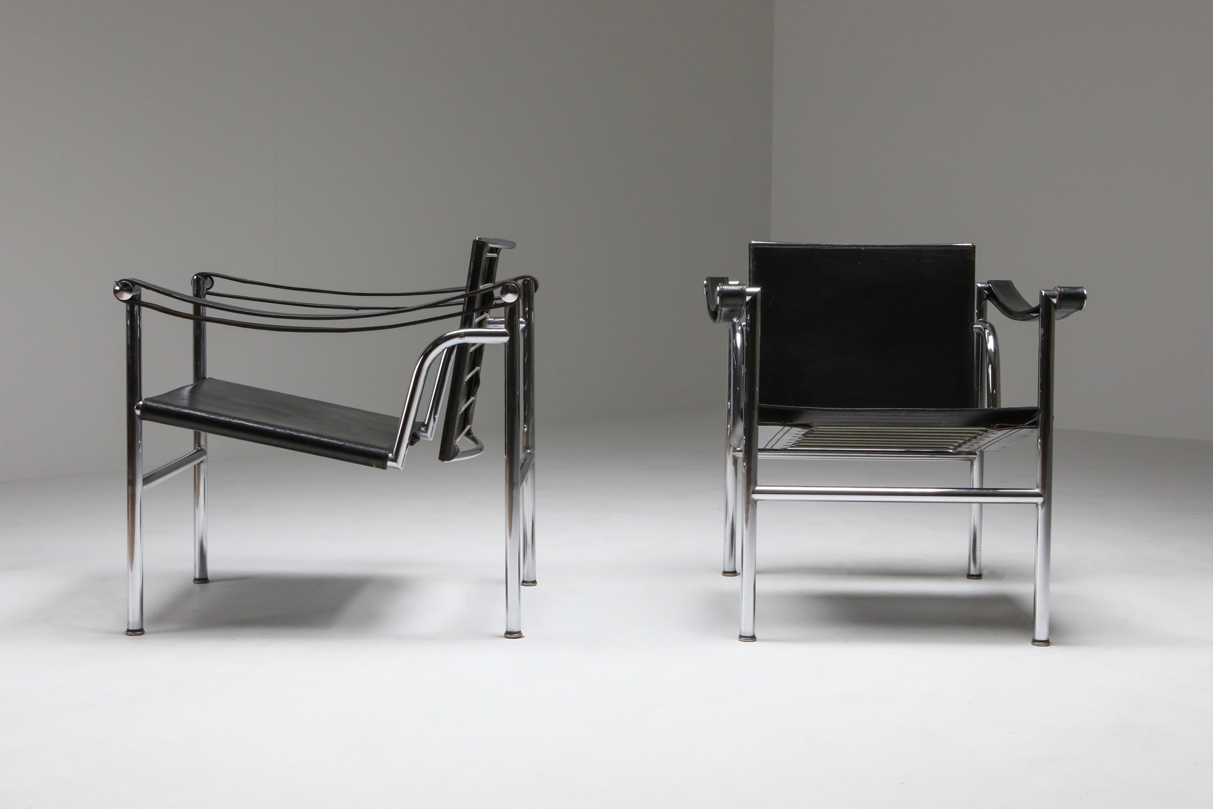 Vintage pair of LC2 Le Corbusier, Pierre Jeanneret, Charlotte Perriand - 1965