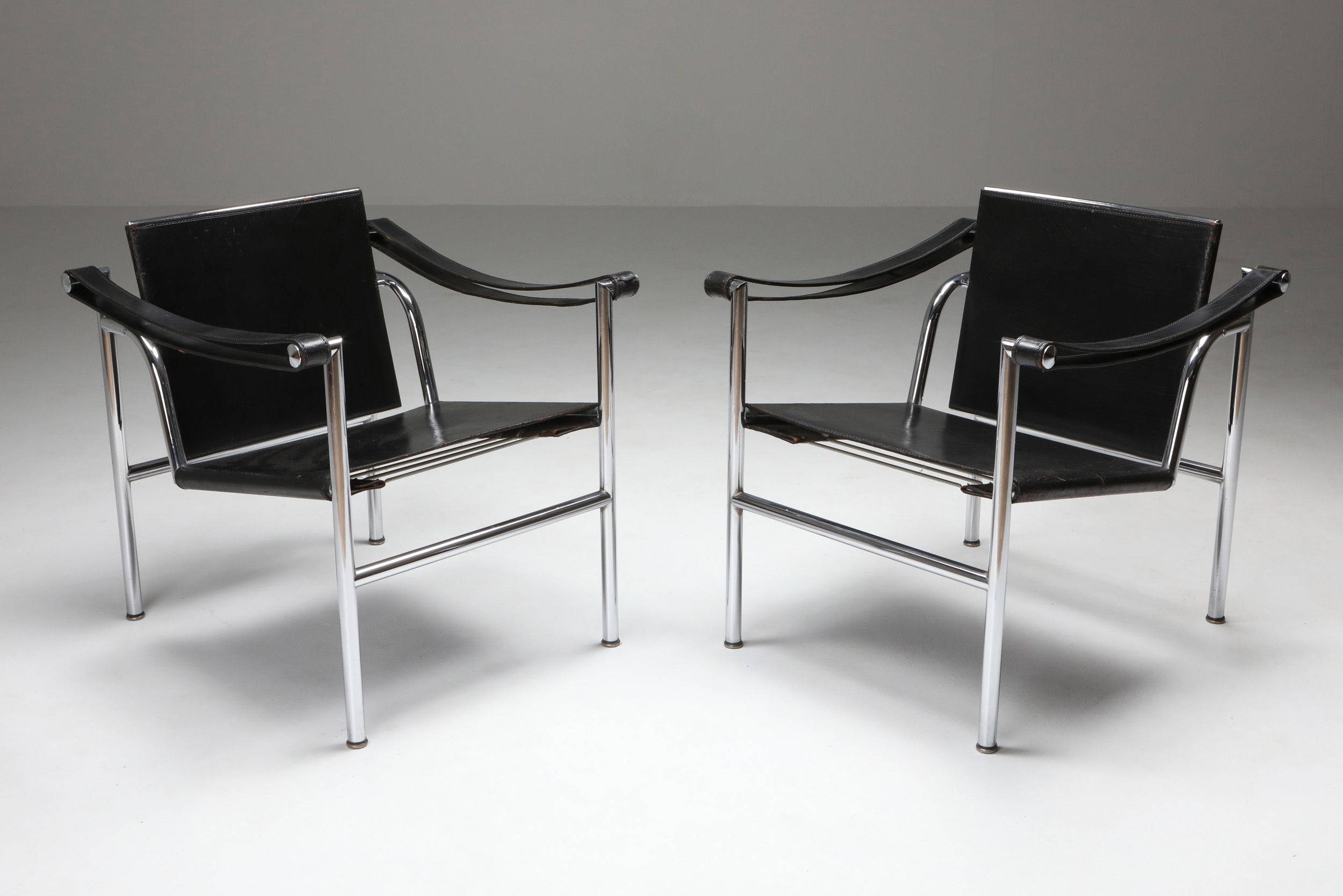 Vintage pair of LC2 Le Corbusier, Pierre Jeanneret, Charlotte Perriand - 1965