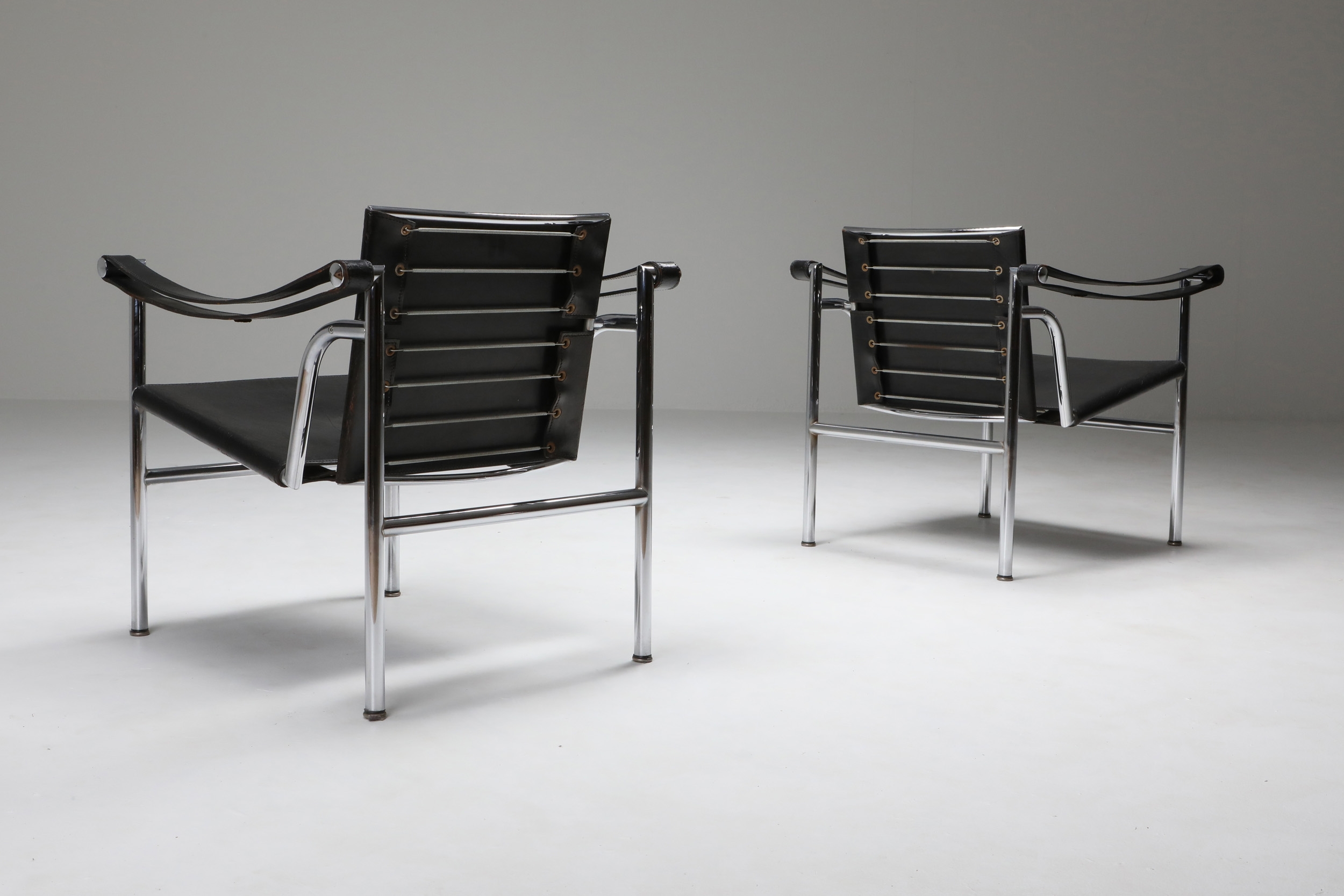 Vintage pair of LC2 Le Corbusier, Pierre Jeanneret, Charlotte Perriand - 1965