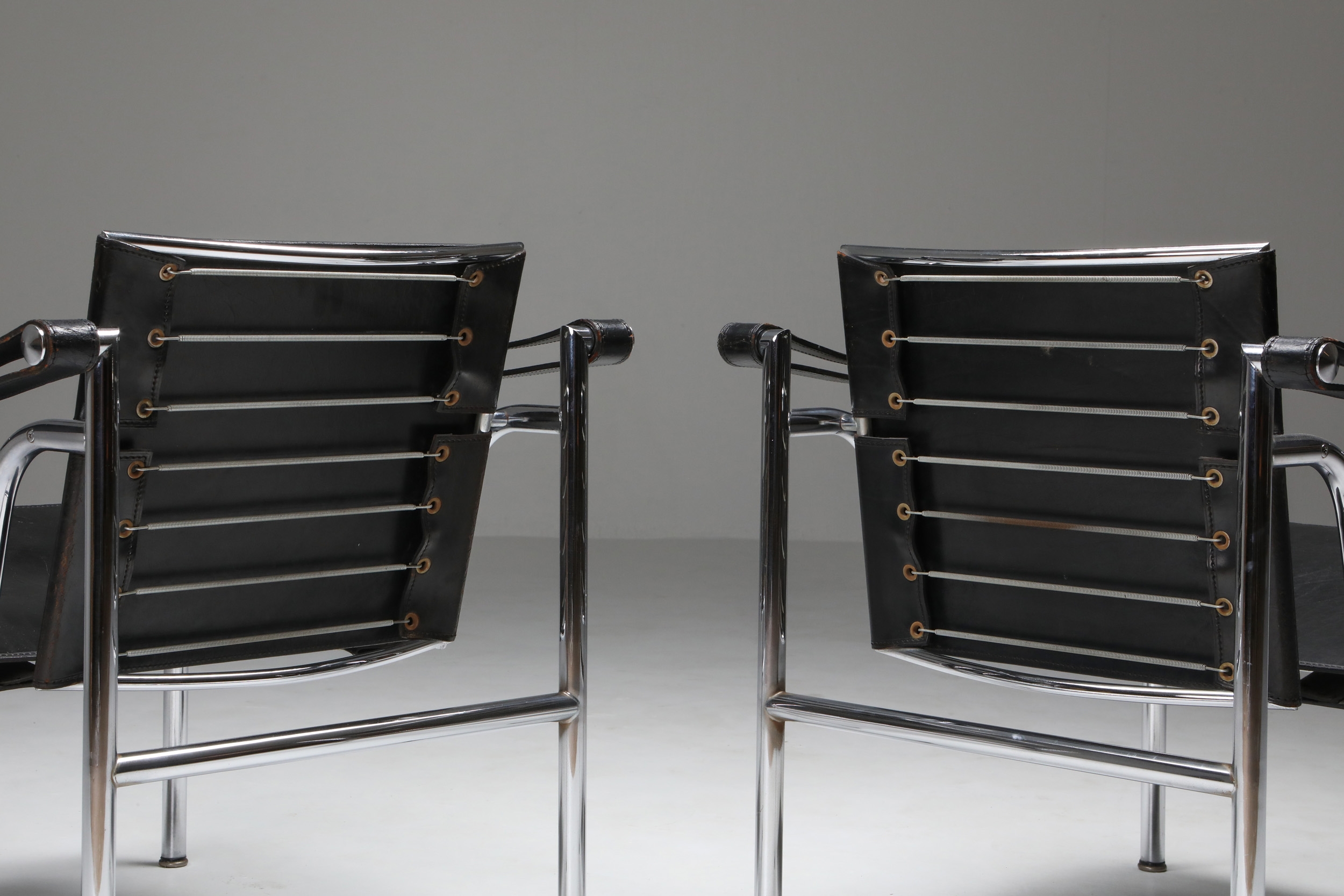 Vintage pair of LC2 Le Corbusier, Pierre Jeanneret, Charlotte Perriand - 1965
