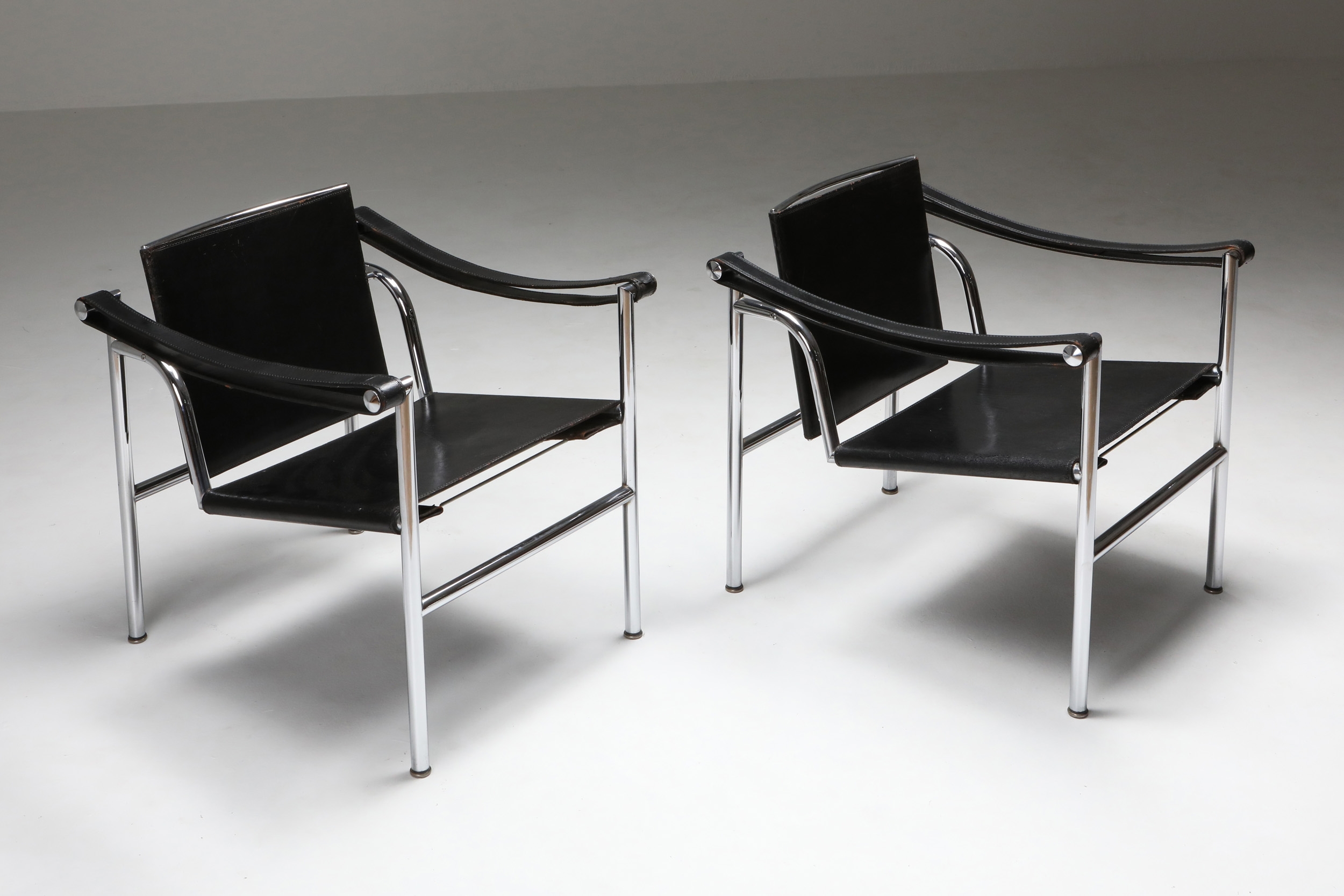 Vintage pair of LC2 Le Corbusier, Pierre Jeanneret, Charlotte Perriand - 1965