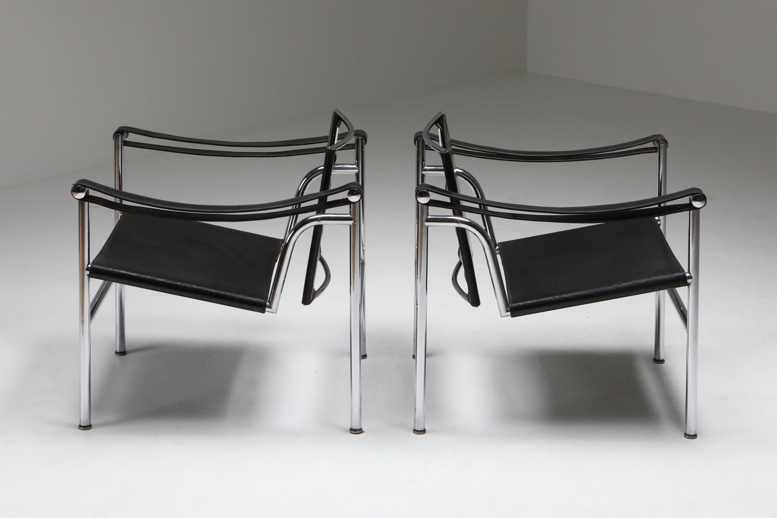 Vintage pair of LC2 Le Corbusier, Pierre Jeanneret, Charlotte Perriand - 1965