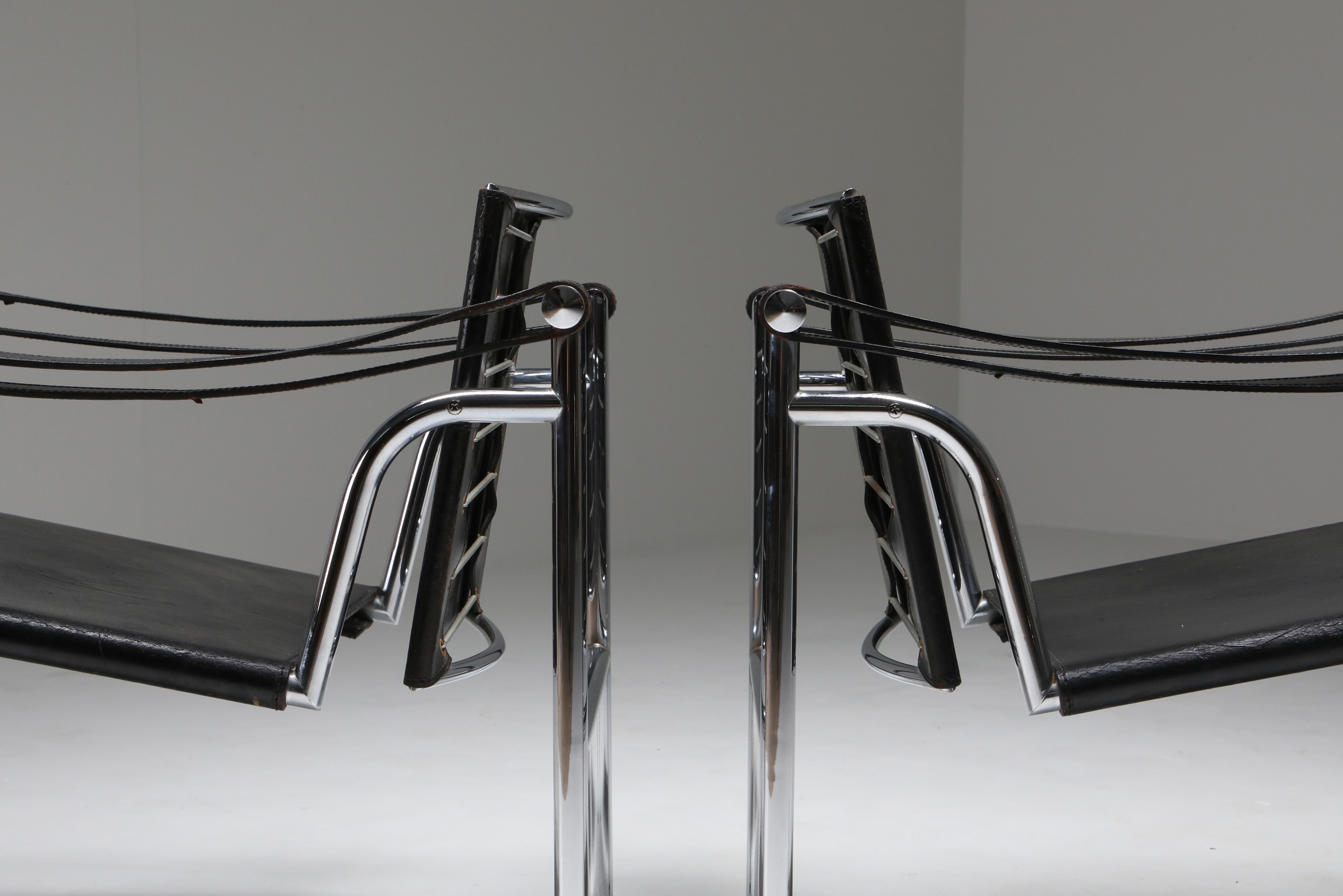 Vintage pair of LC2 Le Corbusier, Pierre Jeanneret, Charlotte Perriand - 1965