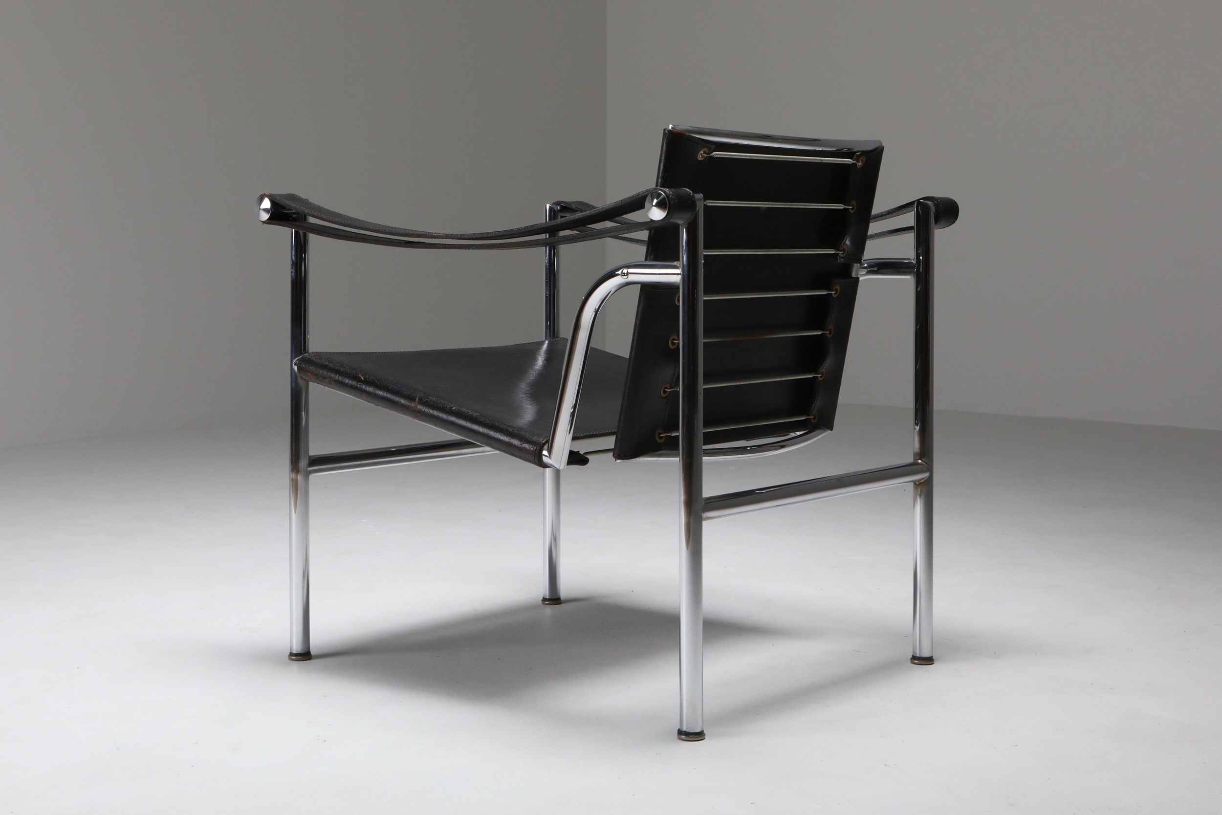 Vintage pair of LC2 Le Corbusier, Pierre Jeanneret, Charlotte Perriand - 1965