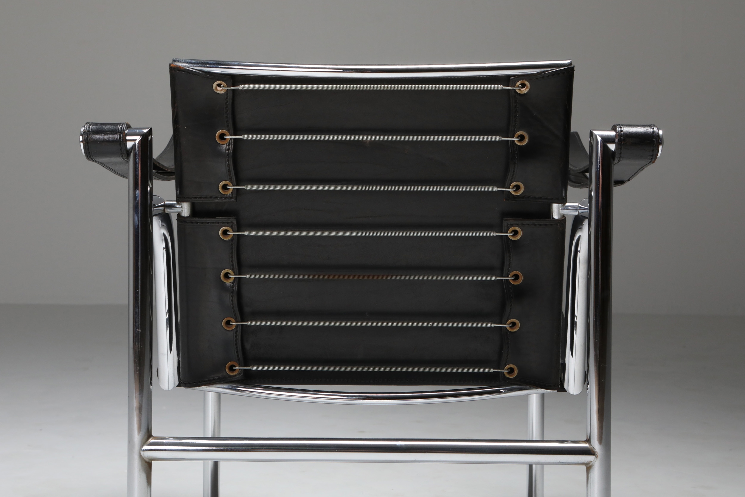 Vintage pair of LC2 Le Corbusier, Pierre Jeanneret, Charlotte Perriand - 1965