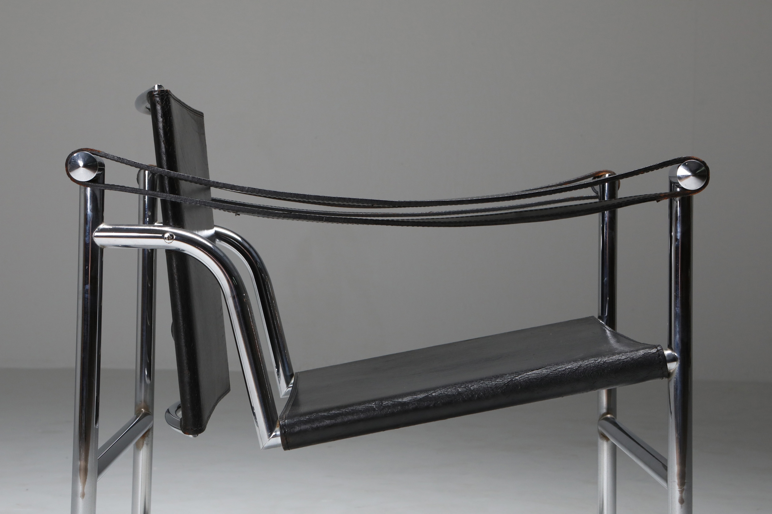 Vintage pair of LC2 Le Corbusier, Pierre Jeanneret, Charlotte Perriand - 1965