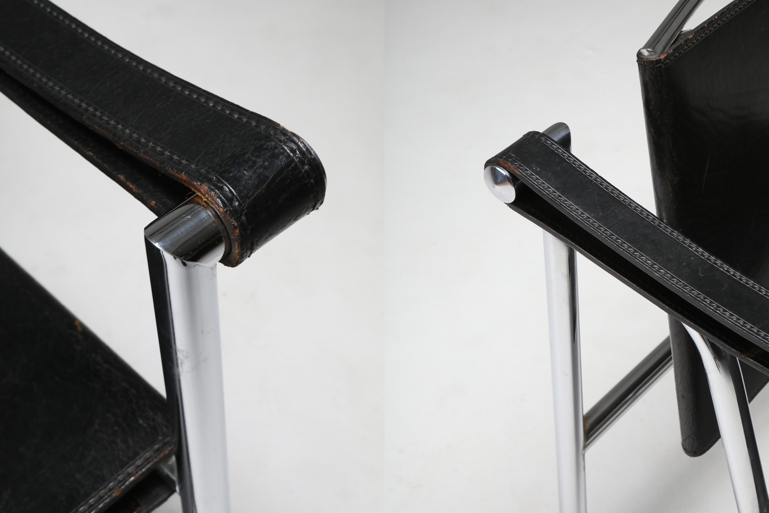 Vintage pair of LC2 Le Corbusier, Pierre Jeanneret, Charlotte Perriand - 1965