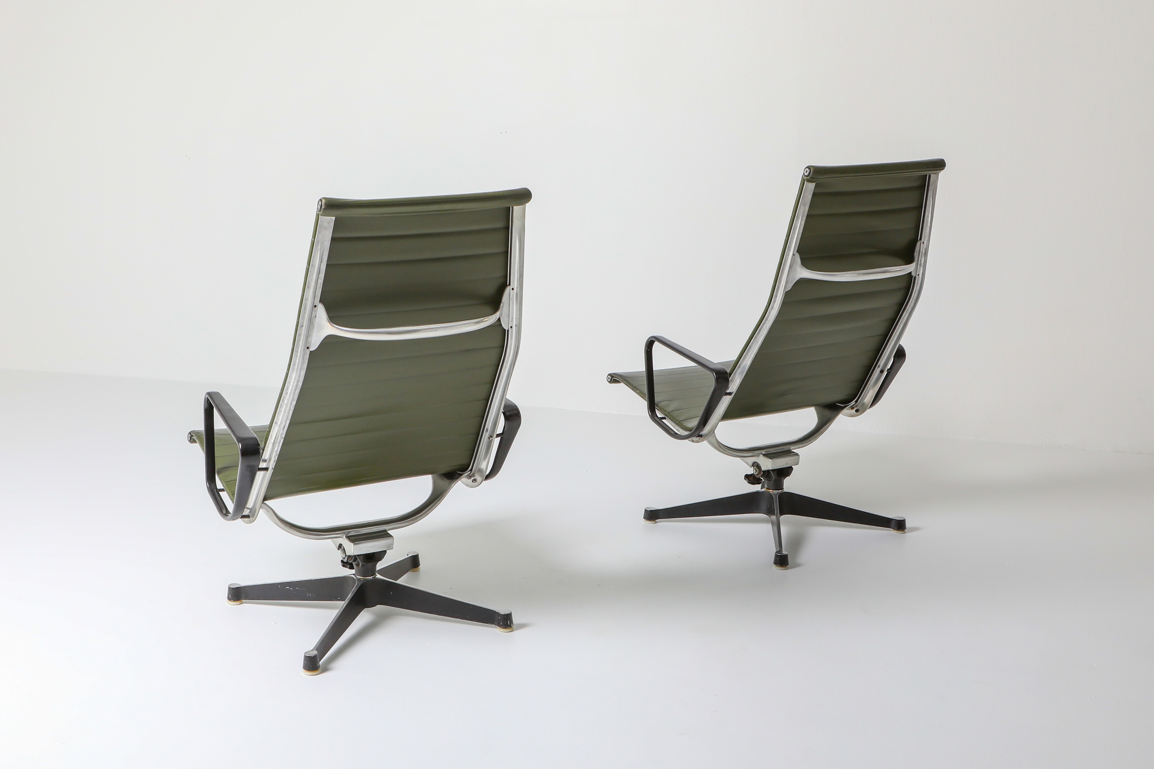 Charles & Ray Eames EA124 lounge chairs in Green Leather by Herman Miller - 1970s