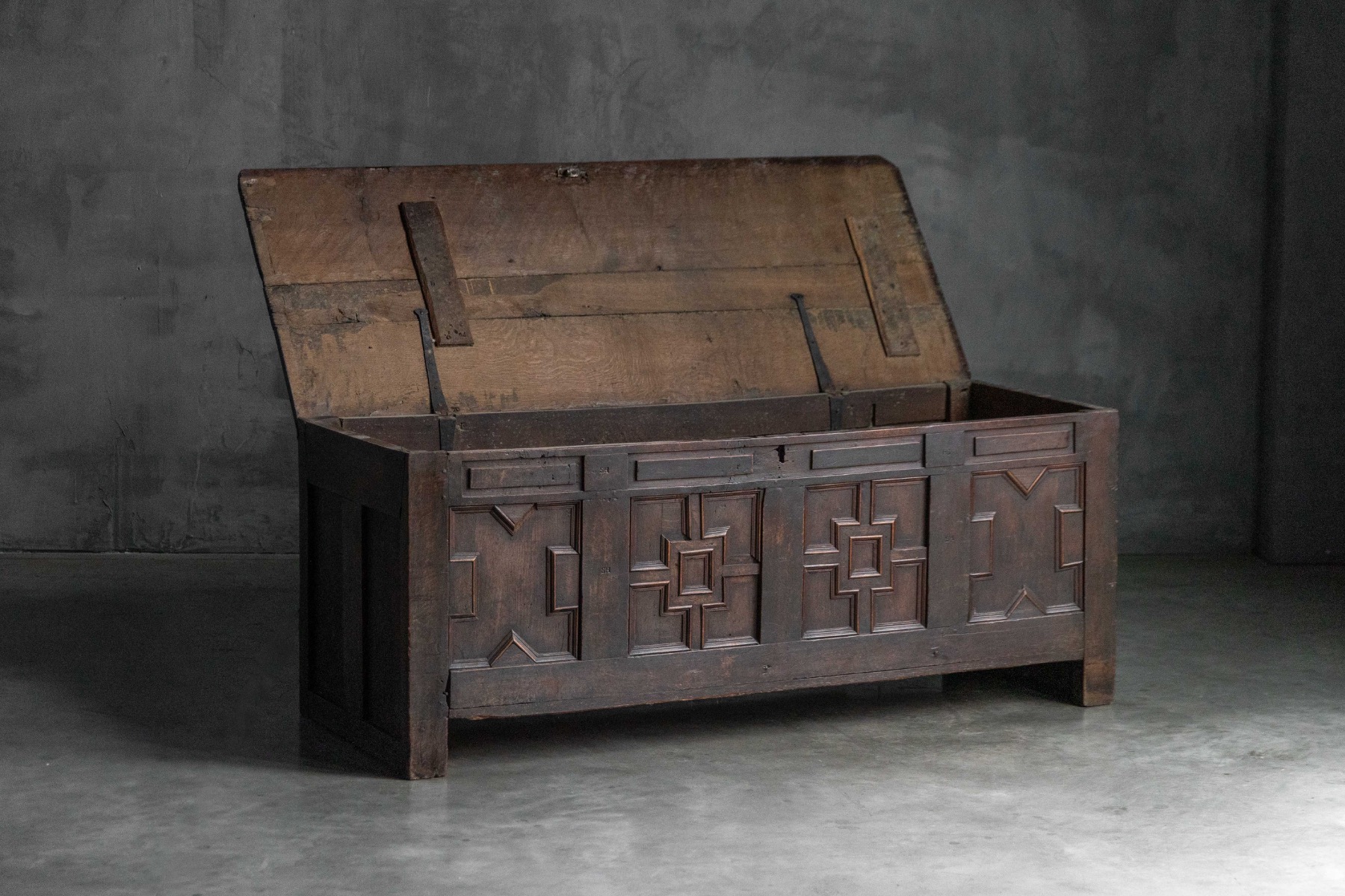 Early Antique Oak Chest in Renaissance Style - 17th Century