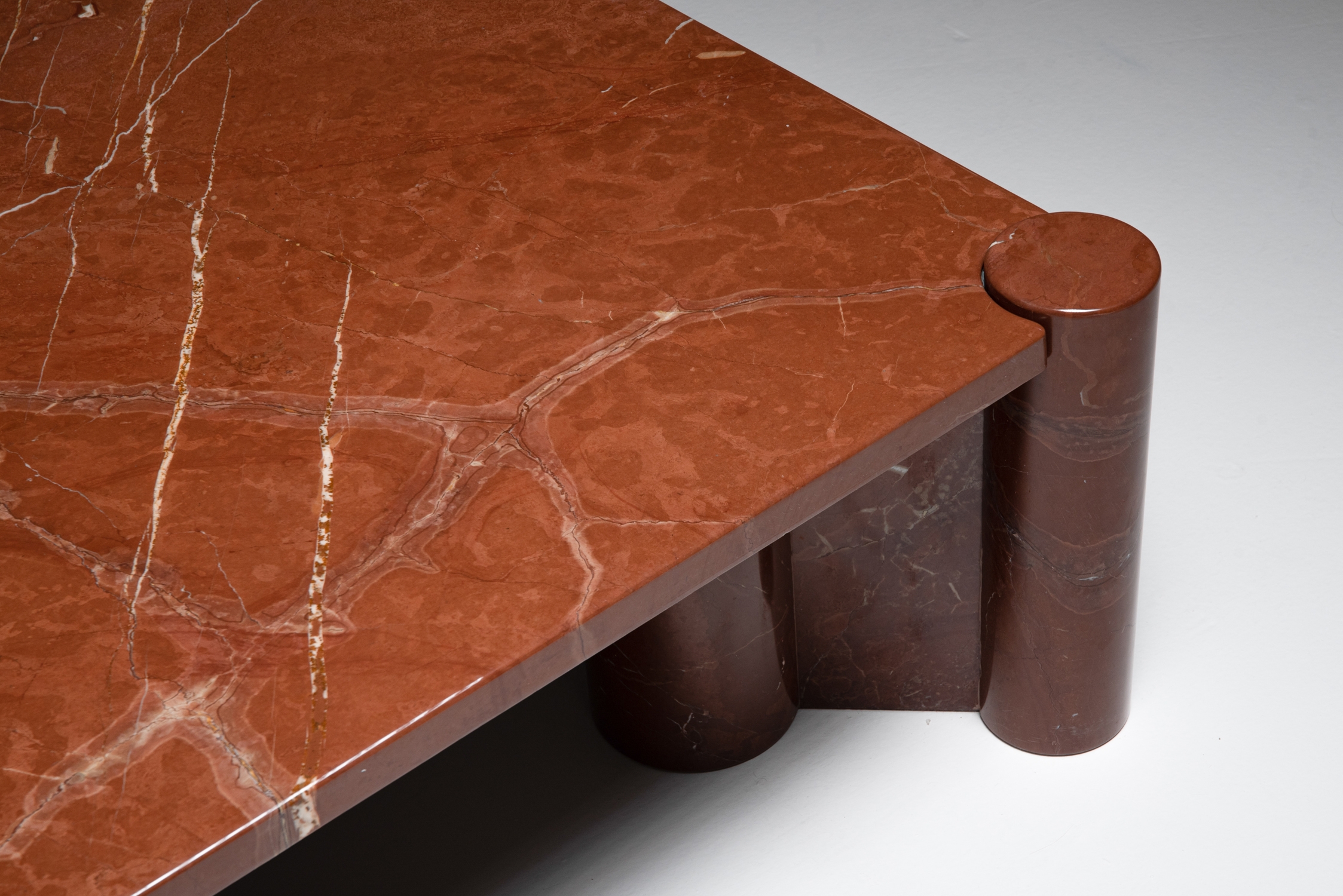 Gae Aulenti 'Jumbo' Coffee Table in rare Rosso Collemandina marble - 1960s