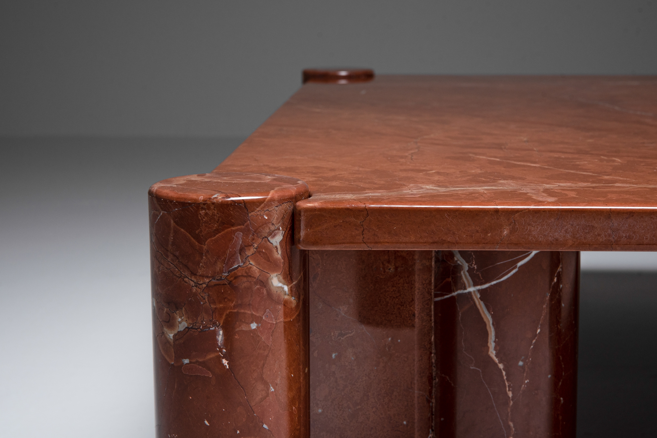 Gae Aulenti 'Jumbo' Coffee Table in rare Rosso Collemandina marble - 1960s