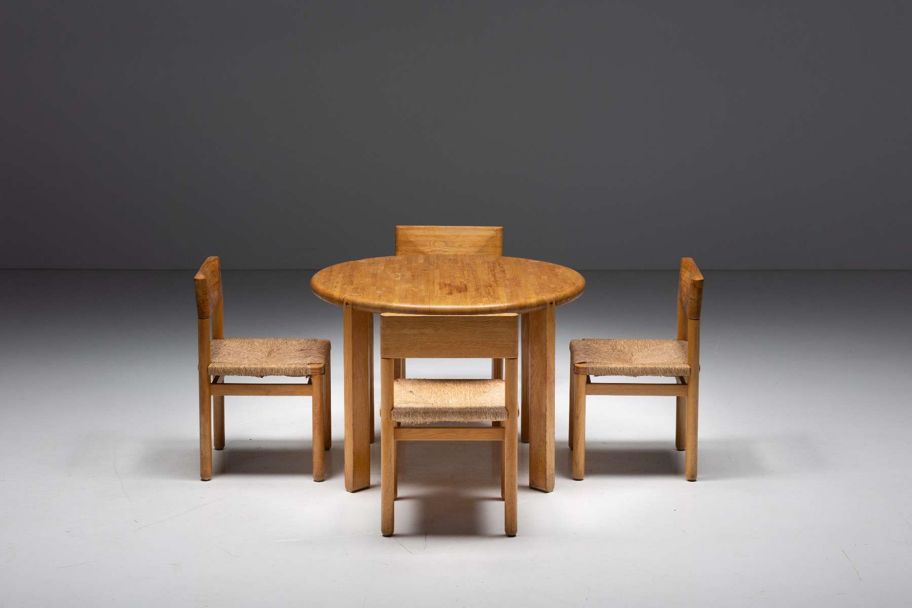 Mid-Century Pine Round Dining Table - 1960s