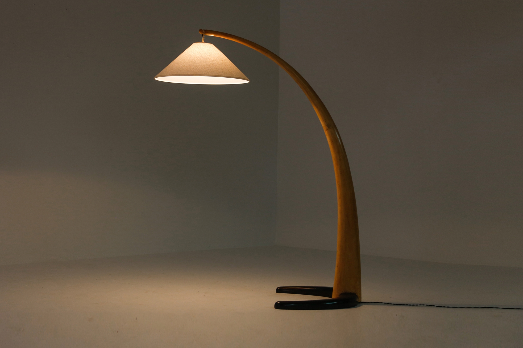 Italian wooden minimalist floorlamp with Japanese influences - 1950's