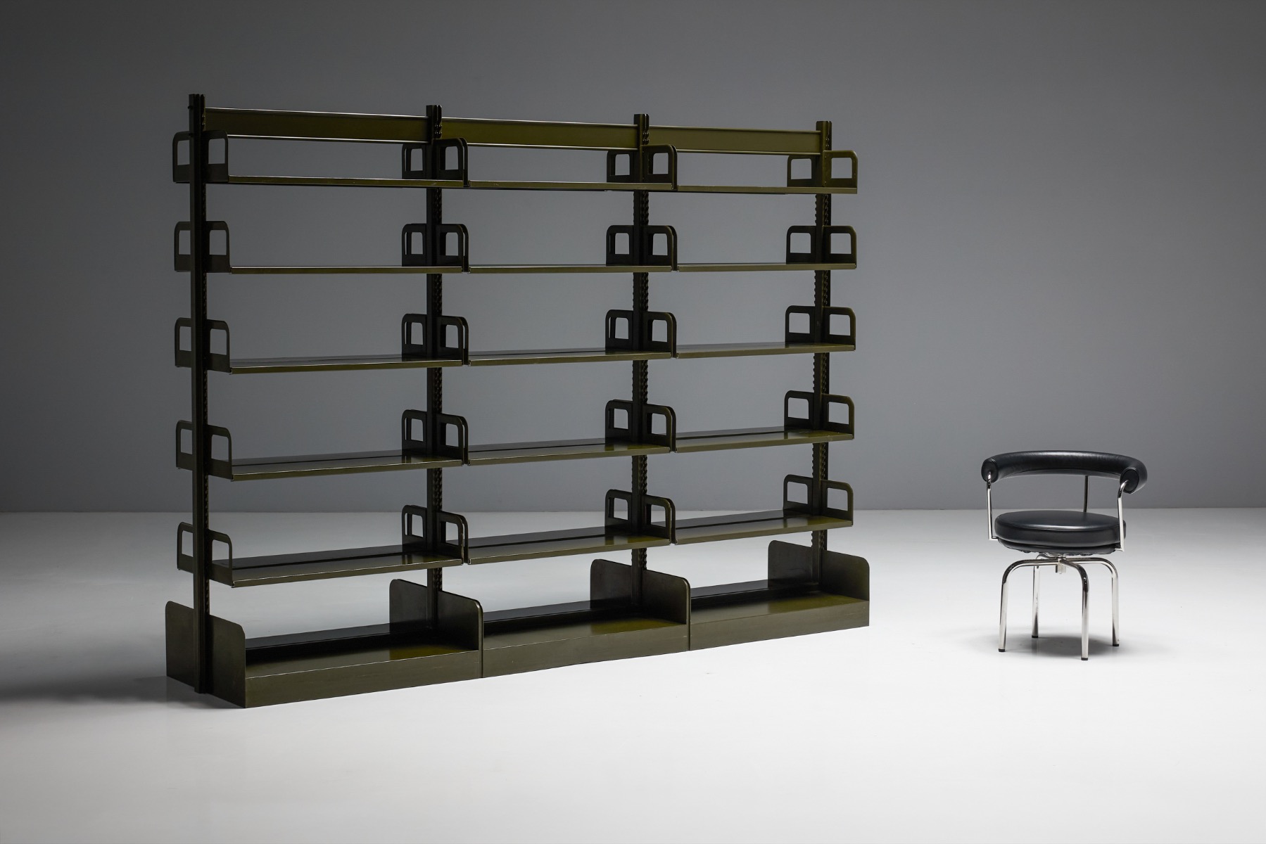 freestanding modular shelving system vintage design
