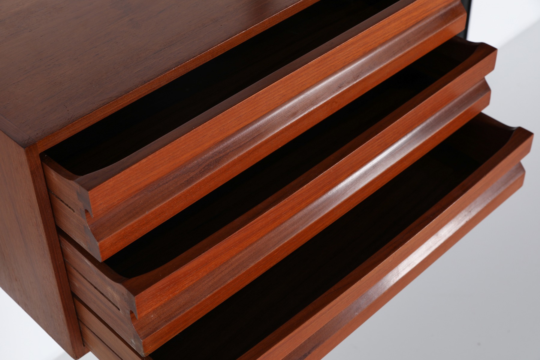 Wall bookcase E22 by Osvaldo Borsani for Tecno - 1960's