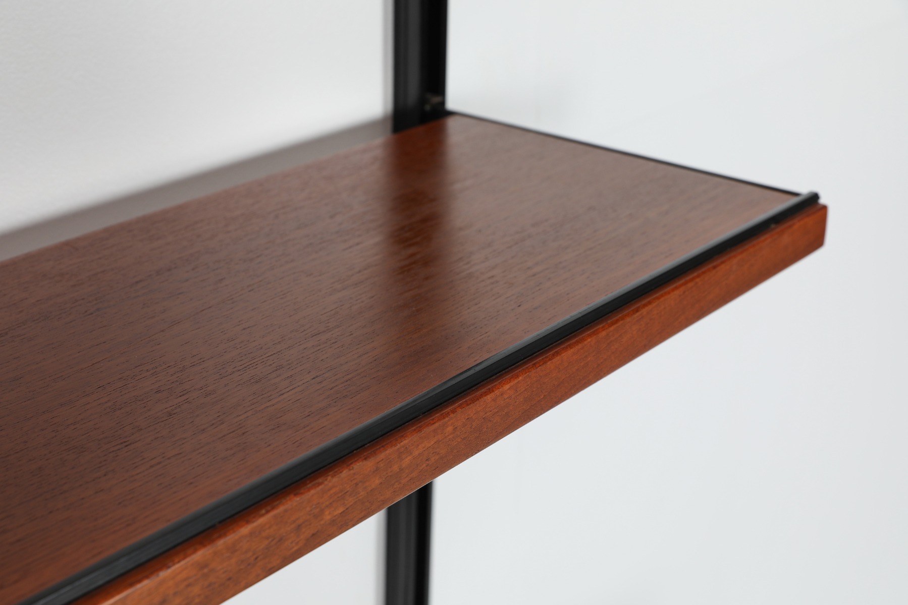 Wall bookcase E22 by Osvaldo Borsani for Tecno - 1960's