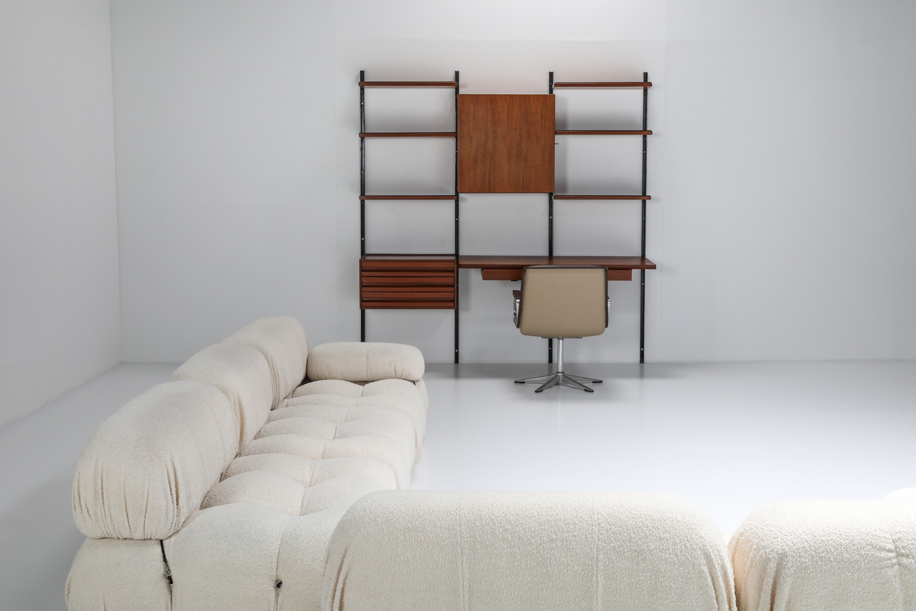 Wall bookcase E22 by Osvaldo Borsani for Tecno - 1960's