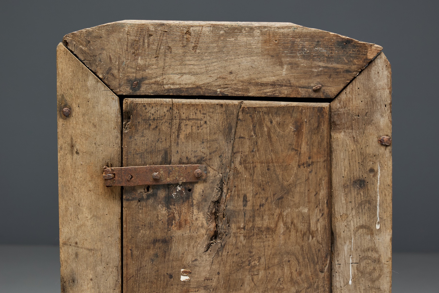 Rustic Travail Populaire Cupboard - 18th Century