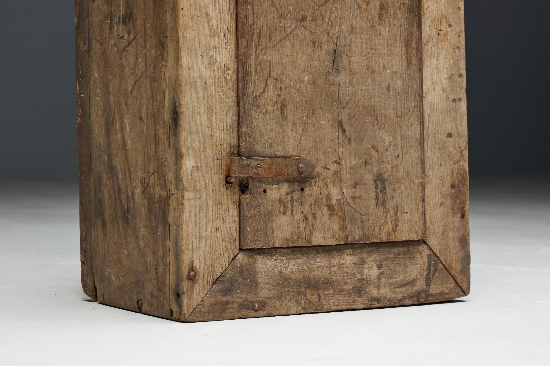 Rustic Travail Populaire Cupboard - 18th Century