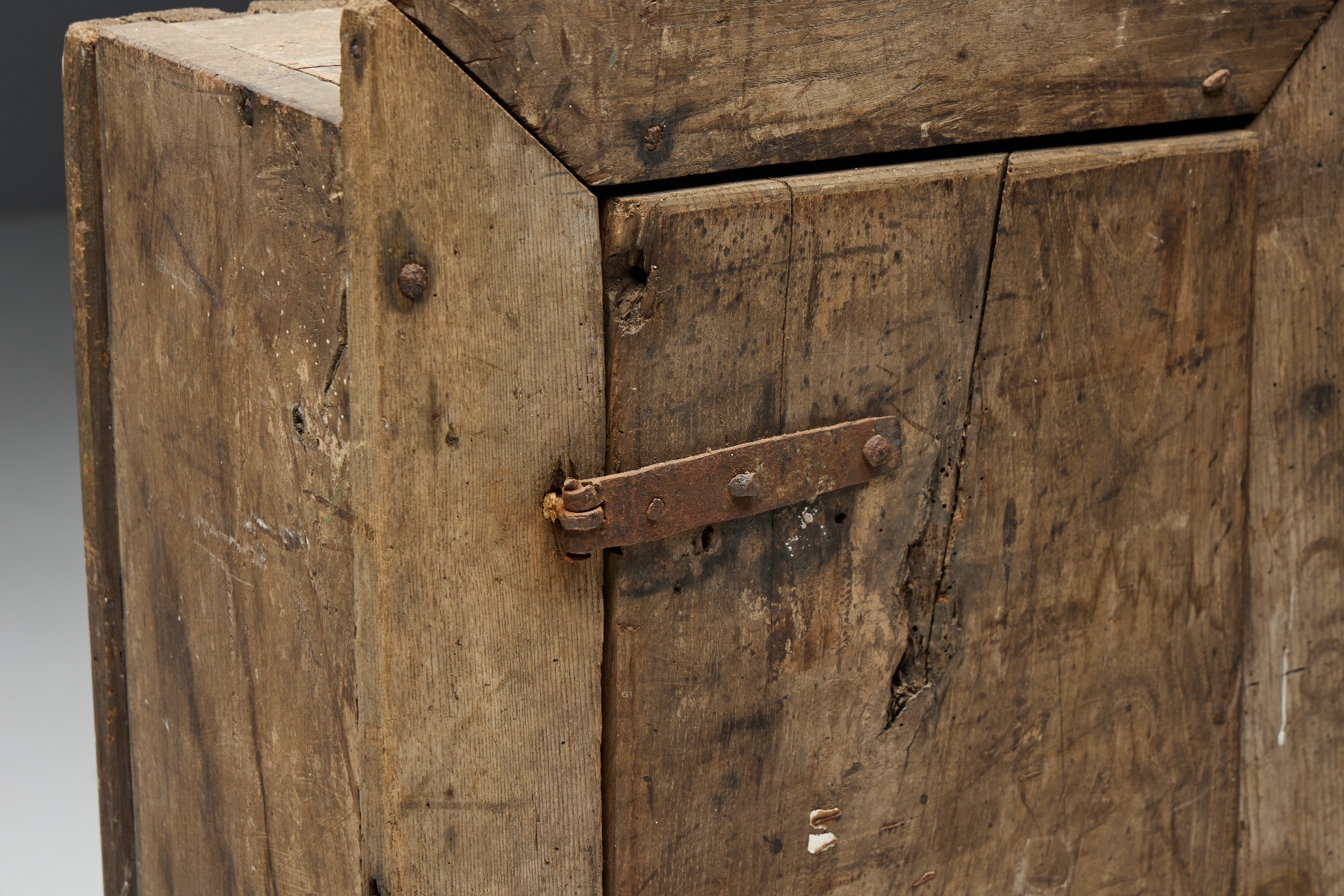 Rustic Travail Populaire Cupboard - 18th Century