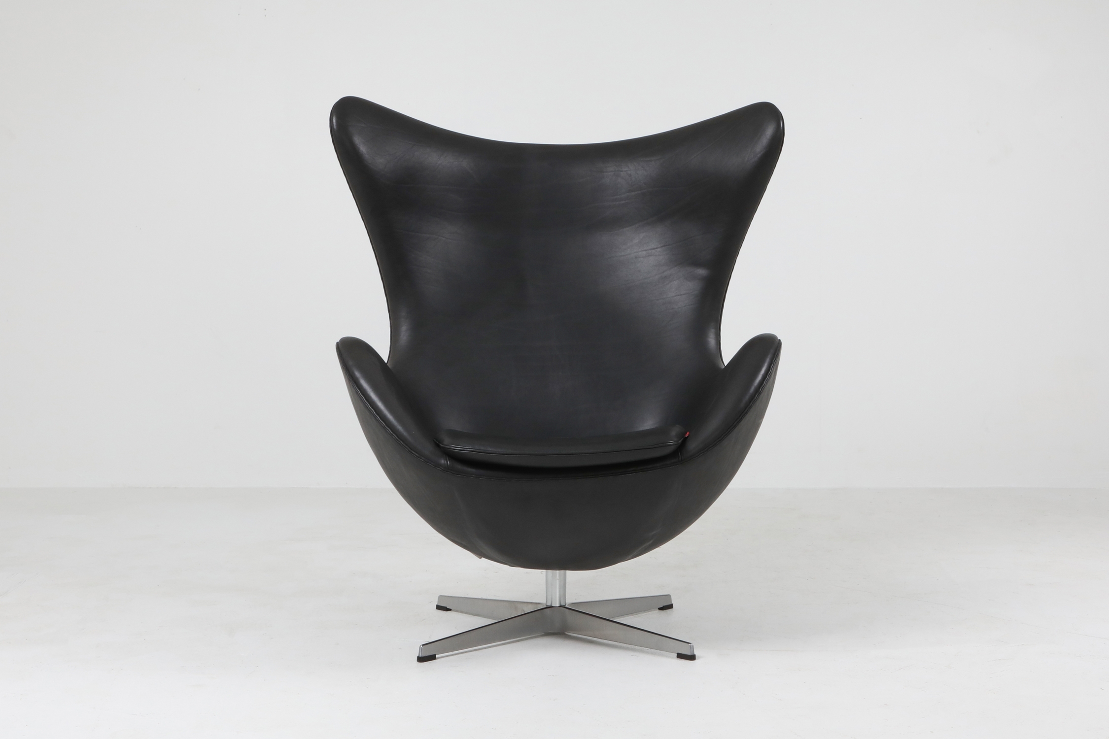 Black leather Egg chair by Arne Jacobsen for Fritz Hansen - 2009