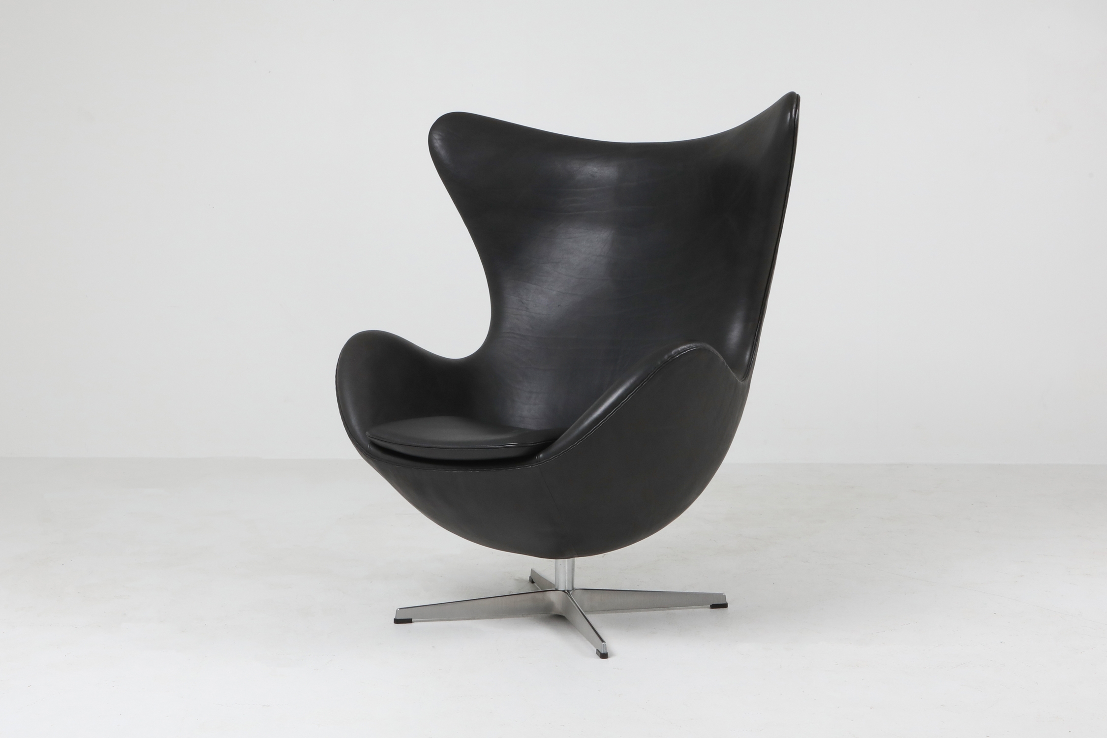 Black leather Egg chair by Arne Jacobsen for Fritz Hansen - 2009