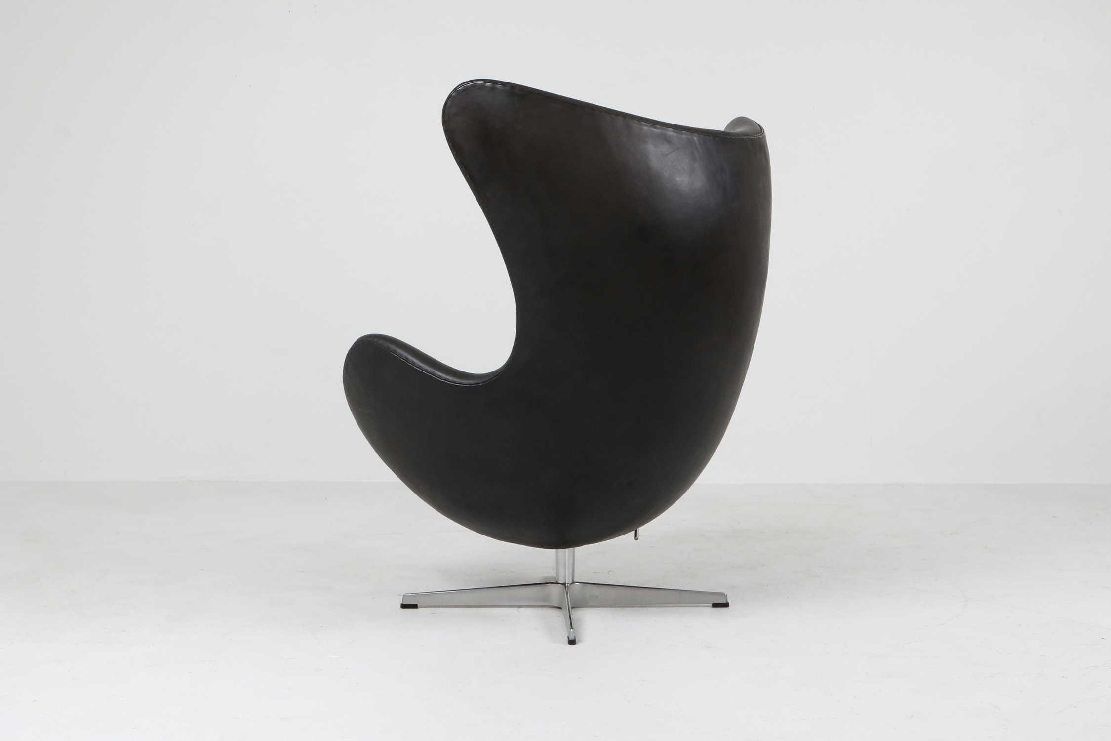 Black leather Egg chair by Arne Jacobsen for Fritz Hansen - 2009