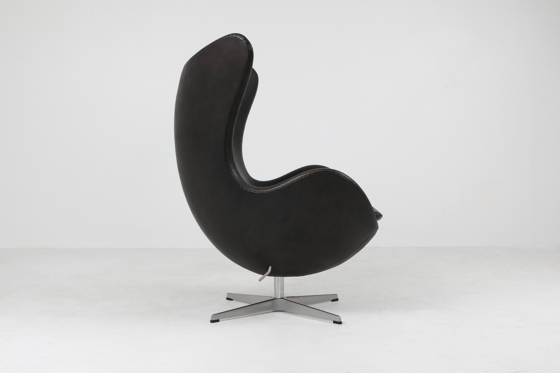 Black leather Egg chair by Arne Jacobsen for Fritz Hansen - 2009